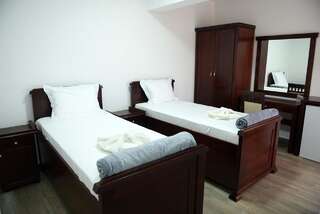 Отель Hotel Pharos Бар Двухместный номер с 1 кроватью или 2 отдельными кроватями и балконом-1