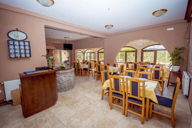 Отель Hotel Pharos Бар-33